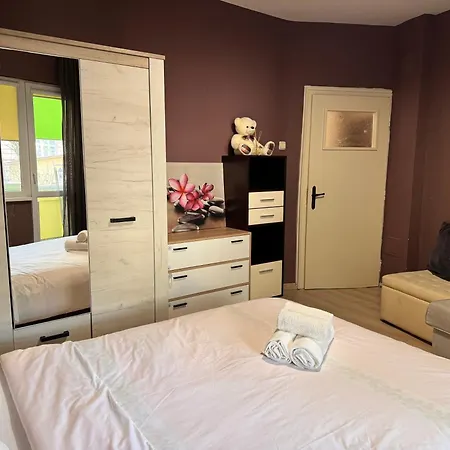 דירה Cozy Steps From Everything!