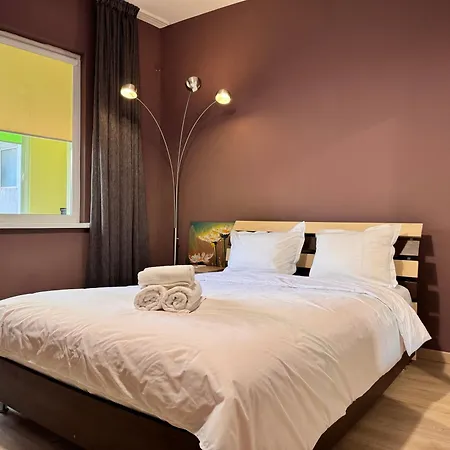 דירה Cozy Steps From Everything!