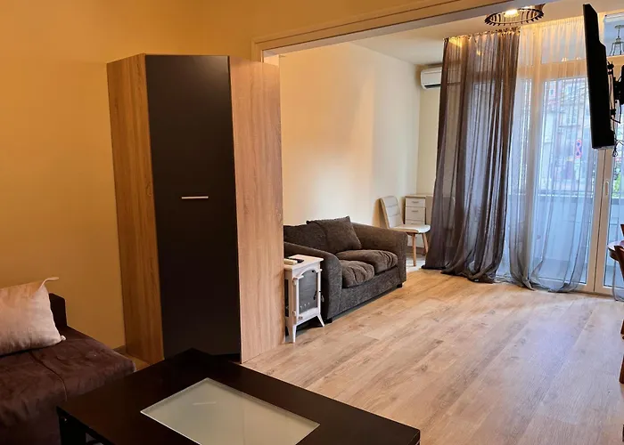 Cozy Steps From Everything! 瓦爾納